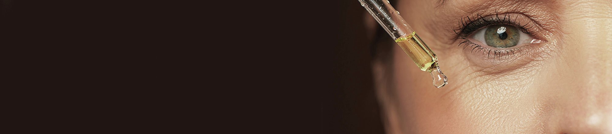 foto di donna che applica siero al retinolo nel contorno occhi