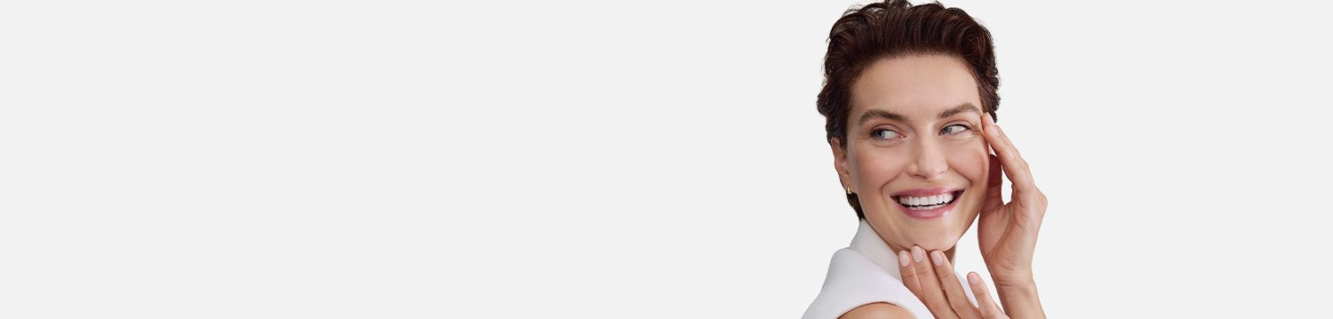 mladá žena dotýkajúca sa tváre