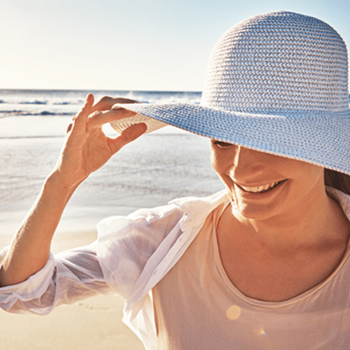 Femme avec chapeau de soleil