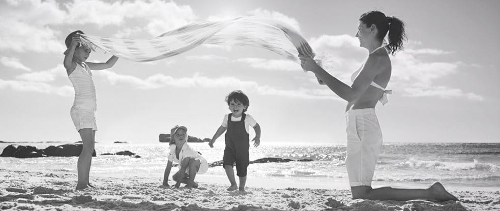 Bambini che giocano nella sabia