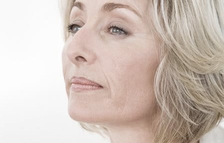 Kvinna med rynkor och åldrande hud