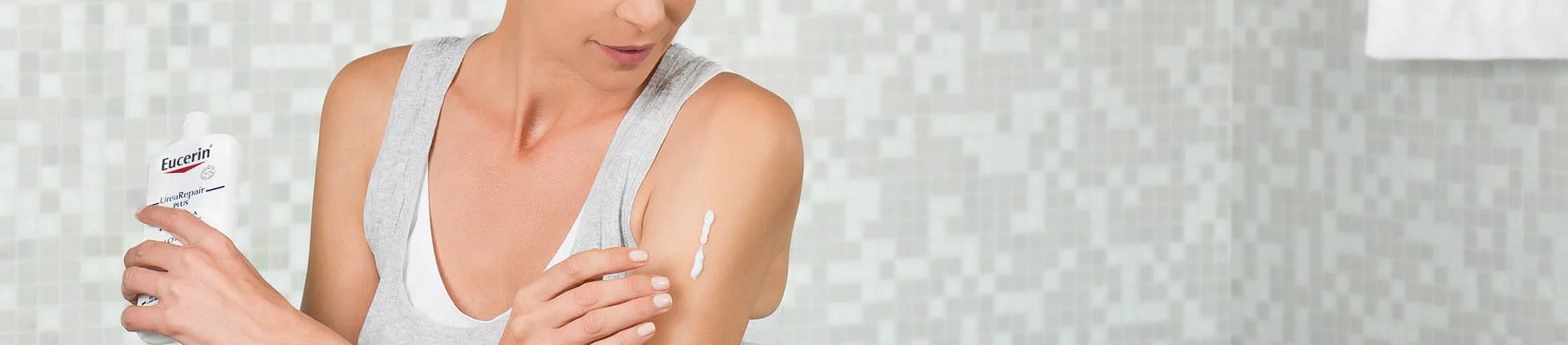 vrouw smeert arm in met UreaRepair lotion