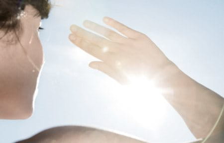 Ánh nắng mặt trời có thể gây nên và làm trầm trọng hơn các triệu chứng tăng sắc tố da