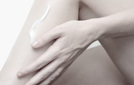Sử dụng các sản phẩm chăm sóc da phù hợp cho làn da khô, tốt hơn là không có mùi để tránh gây rát da