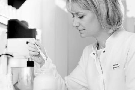 Kobieta naukowiec w laboratorium