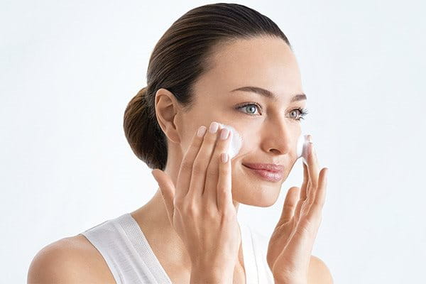 Nettoyez la peau avant d'appliquer la crème pour les taches de soleil