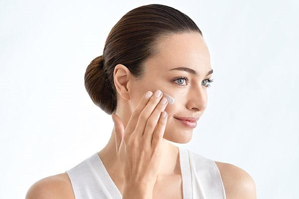 Iekļaujiet acu kopšanu savā ikdienas ādas kopšanas procedūrā 