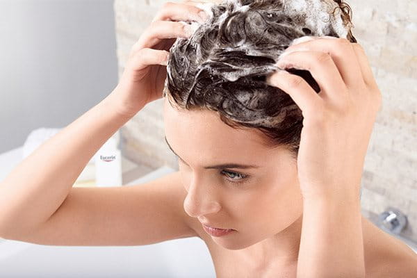 измиване на косата с шампоан против пърхот