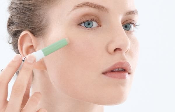 Aplica la crema hidratante para pieles con tendencia acneica antes de aplicar el maquillaje y/o el corrector. 