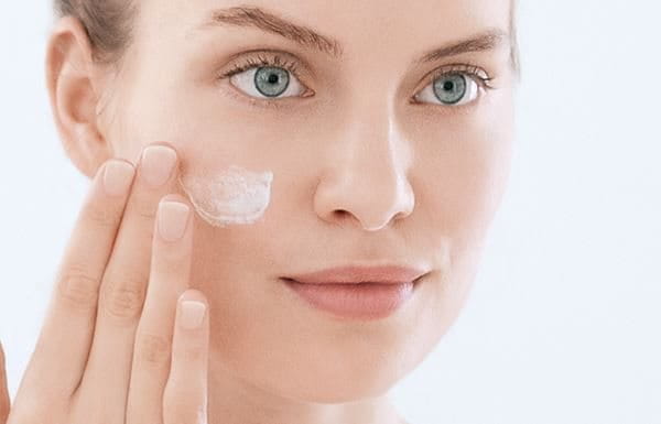 Użyj kremu nawilżającego do cery trądzikowej po oczyszczeniu i tonizacji skóry.
