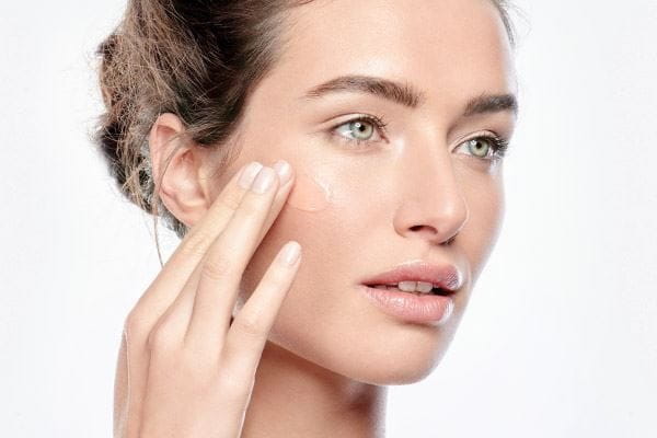 Treći korak vaše rutine za negu kože: Nanošenje seruma