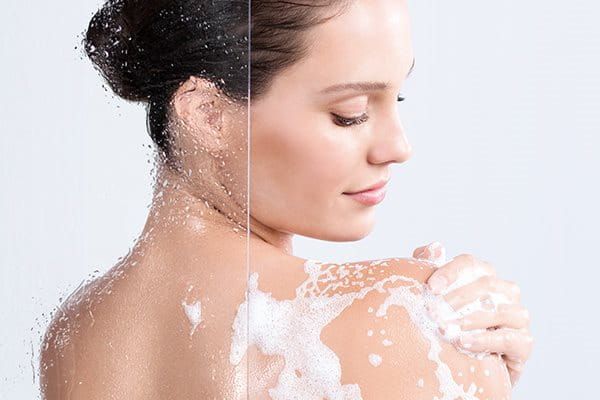 Reinig de huid voorzichtig voordat je de aftersun-crème aanbrengt