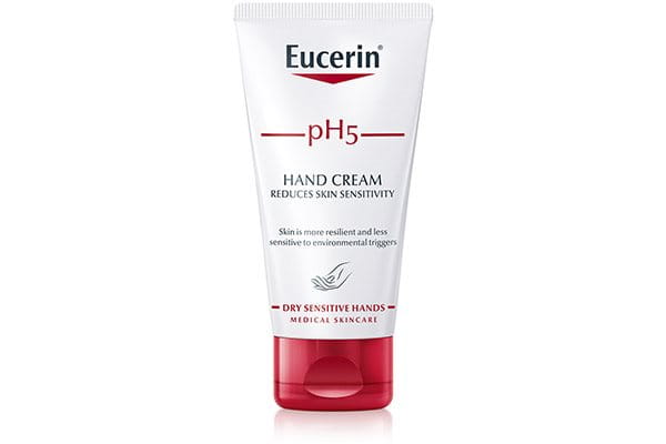 След измиване на ръце с чувствителна кожа, използвайте Eucerin pH5 крем за ръце