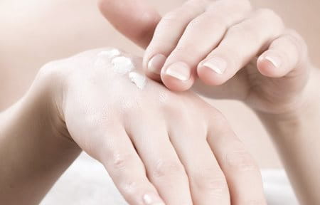 La crema mani per pelli sensibili è solo uno dei nostri prodotti per pelli secche e sensibili.
