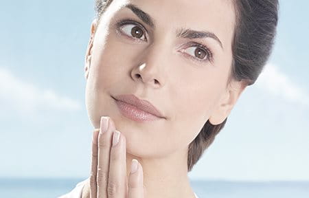 Choisissez un soin solaire pour le visage, pour la peau grasse et à tendance acnéique