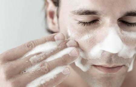 muškarac čisti lice Eucerin DermoPure linijom njege