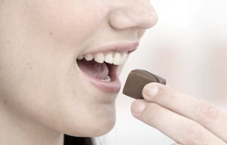adolescente a comer chocolate