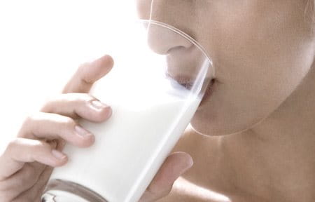 osoba pije mlijeko