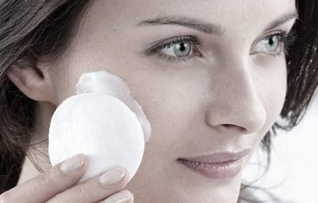 žena čisti lice Eucerin DermatoCLEAN proizvodima