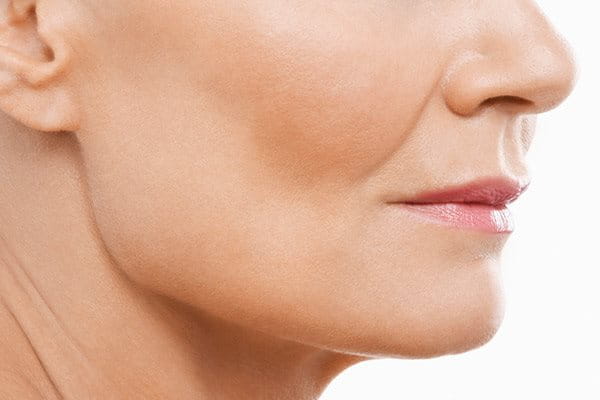 Фините линии около устата и носа се задълбочават и стават видими; наричани са назолабиални бръчки