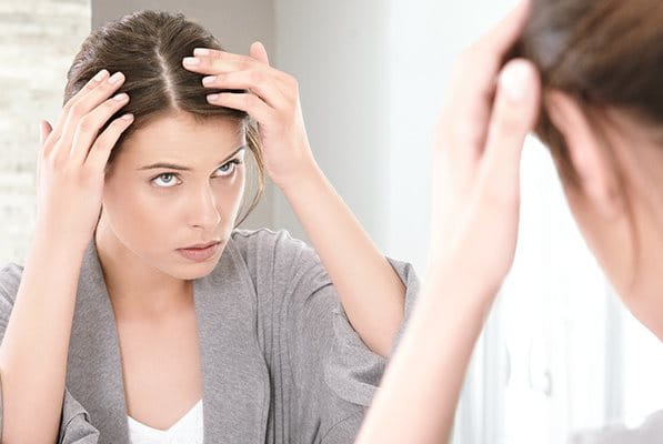 žena pregledava vlasište