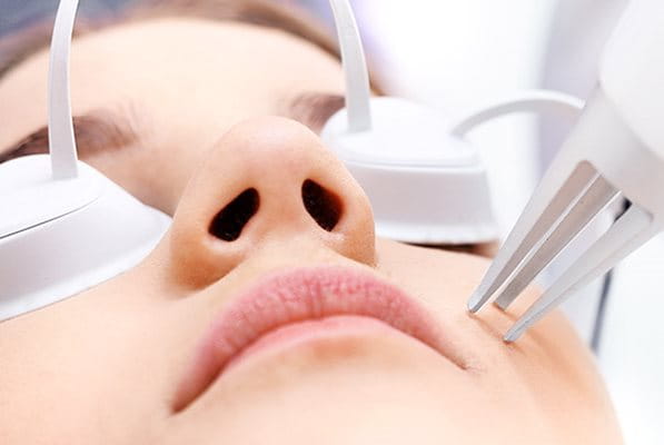 Научете как да съчетавате дерматологични процедури като микронидлинг и пилинг на акне с хранителен режим и дермокозметика