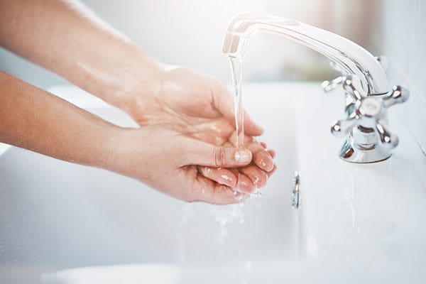 Студената вода може да помогне да се успокои изгарянето и да намали възпалението преди мазане с крем за възстановяване на кожата след изгаряне.