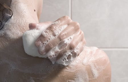 Избягвайте употреба на агресивни сапуни, които отстраняват естествените липиди от кожата.