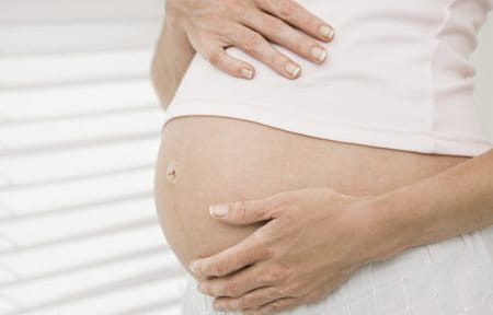 trudnica drži trbuh