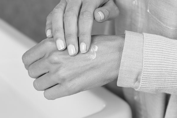 crème op handen smeren