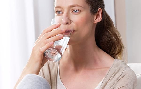Пийте много вода, за да помогнете за предотвратяване изсушаването на кожата