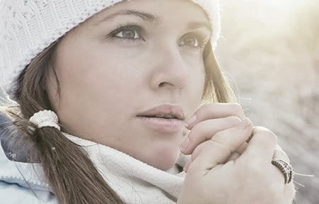Rote trockene Flecken im Gesicht können durch Temperaturschwankungen entstehen.