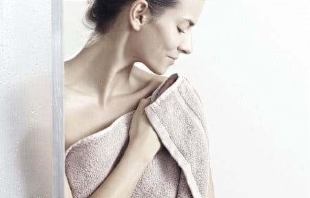 secar a pele do corpo com uma toalha