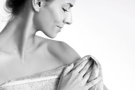 Da nhạy cảm là gì? Dấu hiệu nhận biết, nguyên nhân và cách chăm sóc da nhạy cảm