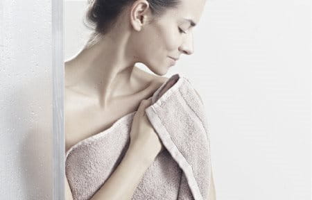 žena se suši ručnikom