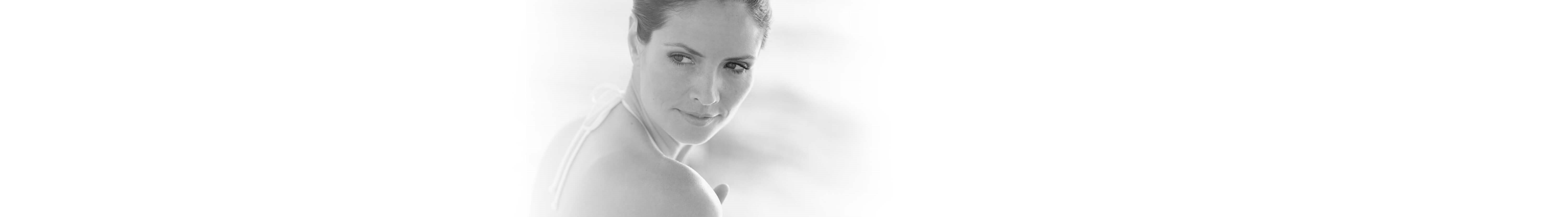 Frau blickt über Schulter