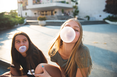 Teenager machen Kaugummiblasen
