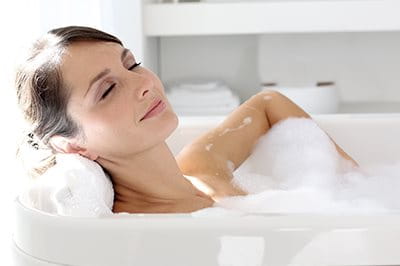 Frau entspannt in der Badewanne