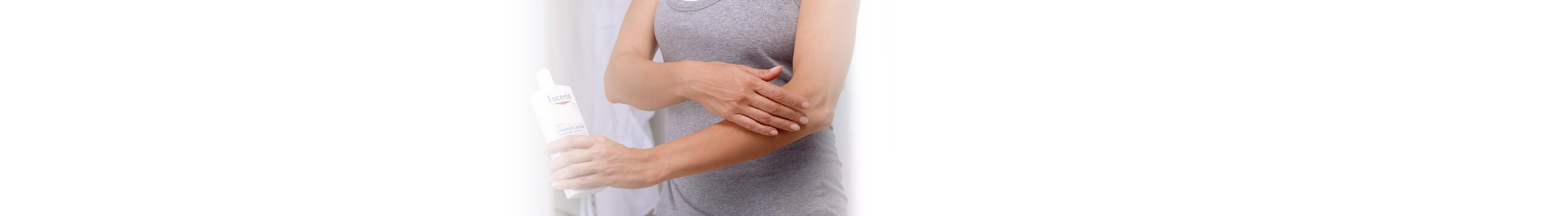 Frau greift an Ellenbogen 