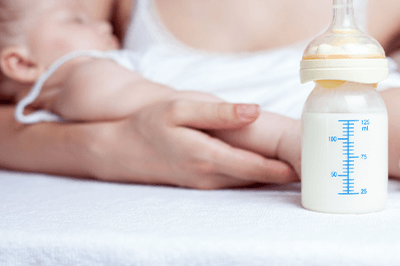 Baby und Babyflasche mit Milch