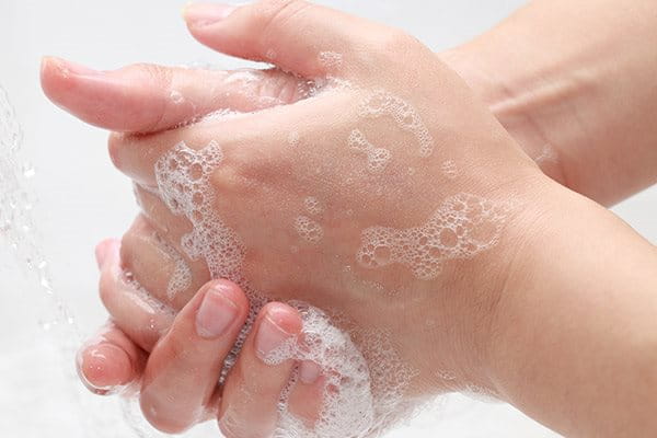 Честото миене и/или агресивните повърхностноактивни вещества могат да предизвикат екзема по ръцете.