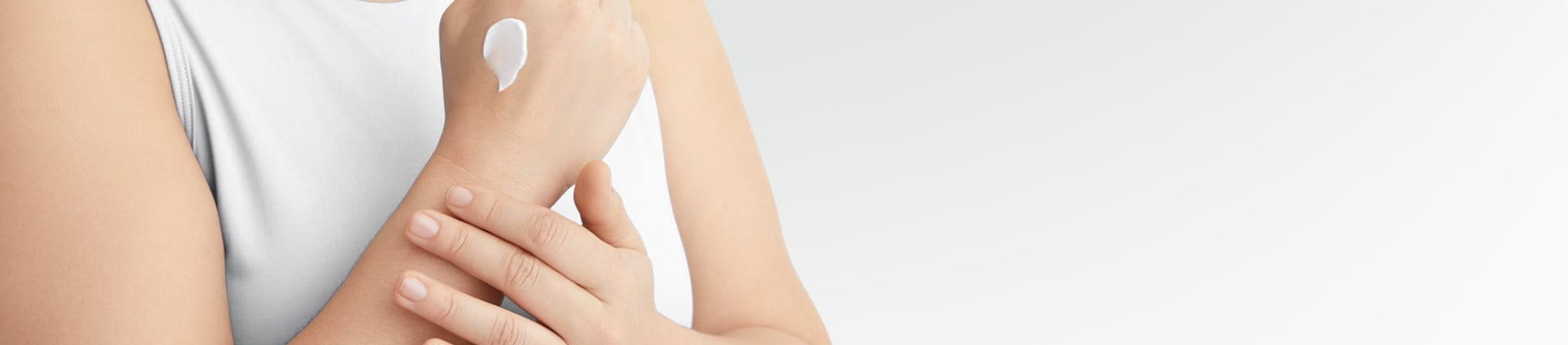 femme souffrant d'eczéma sur le bras