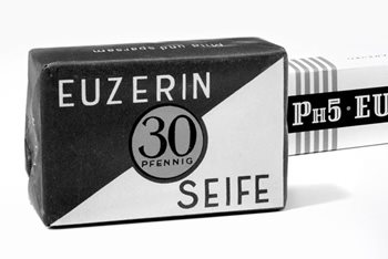 Vue d'un produit Euzerin PH5 Seife Eucerin noir et blanc sur fond blanc.