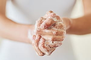 Nettoyage de semelles, mancheset et désinfection de mains