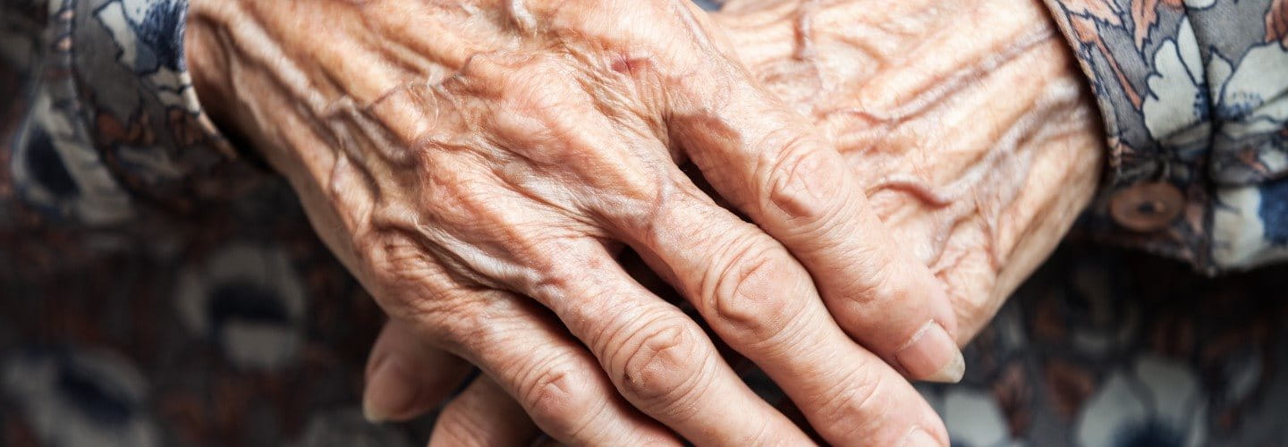 Mains ridées avec une peau parcheminée