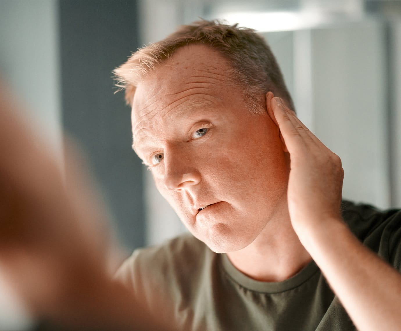 muž dívající se do zrcadla