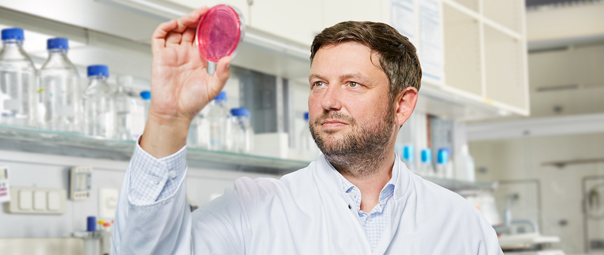 Forscher inspiziert Objektträger