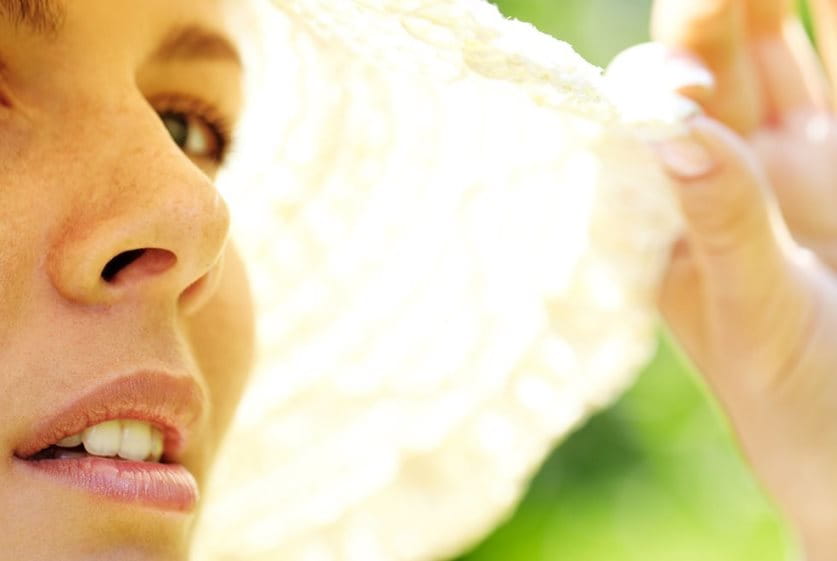 Frau mit Sonnenhut - hilft Sonne gegen Pickel?