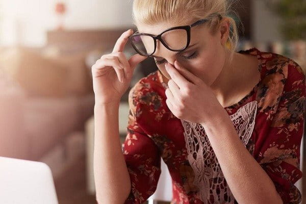 Gestresste Frau mit Brille