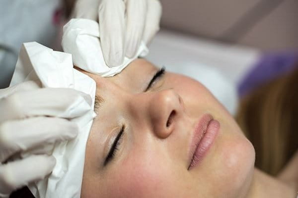 Bei der medizinischen Kosmetik werden spezielle Gesichtsbehandlungen zur unterstützenden Therapie durchgeführt.